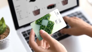 Bộ đôi thẻ xanh ‘theo dõi’ dấu chân carbon đầu tiên tại Việt Nam