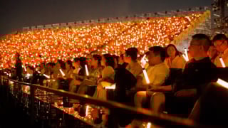 'Chảo lửa' V-Concert: Biển người 2,5 vạn khán giả khuấy đảo trung tâm triển lãm Top 10 thế giới