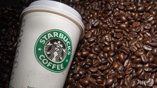 Tại sao một ly cà phê Starbucks đắt gấp 10 lần quán cóc, dù hương vị như nhau?