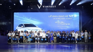 VinFast bàn giao 100 ô tô điện VF 8 đầu tiên