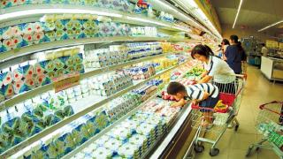 Các công ty sữa tìm cách đối phó với nhu cầu sữa tăng chậm