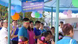 Vietnam Airlines trao tặng thư viện và chăn ấm cho học sinh Tuyên Quang dịp khai giảng
