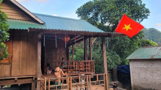 Cờ Tổ quốc phấp phới trên bản làng mang họ Bác Hồ