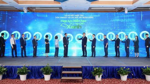 VinFast và 12 ngân hàng hỗ trợ người dân Hà Nội chuyển sang xe điện
