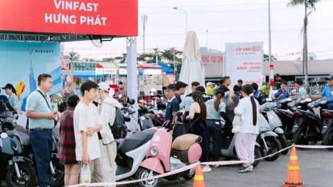 'Đổi xăng lấy điện' gây bão tại TP.HCM, có khách hàng chốt tới 12 xe máy VinFast