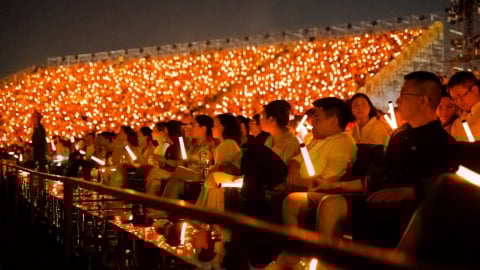 'Chảo lửa' V-Concert: Biển người 2,5 vạn khán giả khuấy đảo trung tâm triển lãm Top 10 thế giới