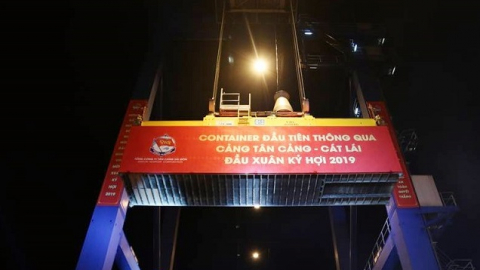 Tân cảng Sài Gòn xuất 650 container trong đêm giao thừa