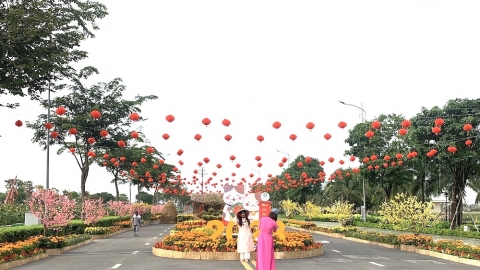 Chính thức mở cửa đường hoa tại Van Phuc City