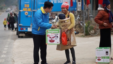 Điện Máy Xanh trao tay đồng bào khó khăn 10.000 nồi 'Cơm dẻo - Bếp Ấm'