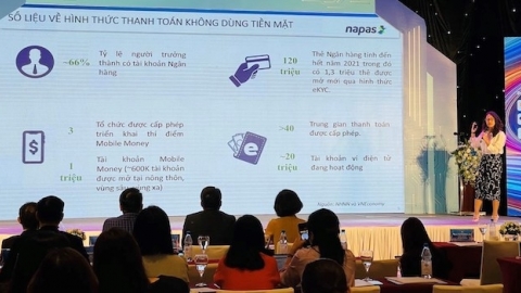 Thanh toán không tiền mặt tăng gần gấp đôi trong nửa năm