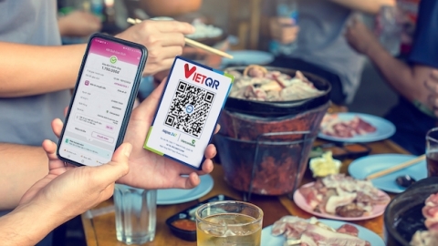 Đi chợ, mua rau, mua cá, uống cà phê bằng mã QR