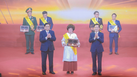 Nhà sáng lập Tập đoàn TH được vinh danh trong top 10 doanh nhân tiêu biểu nhất Việt Nam 2022