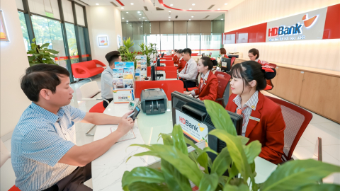 Lợi nhuận HDBank vượt 10.200 tỷ đồng, thu nhập dịch vụ tăng trên 50%