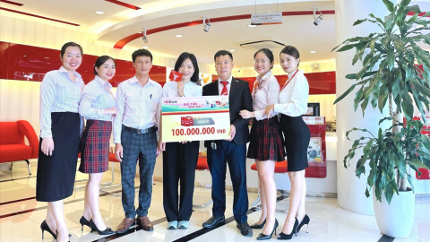 Khách hàng phấn khởi nhận thưởng hàng trăm triệu đồng khi gửi tiết kiệm tại HDBank