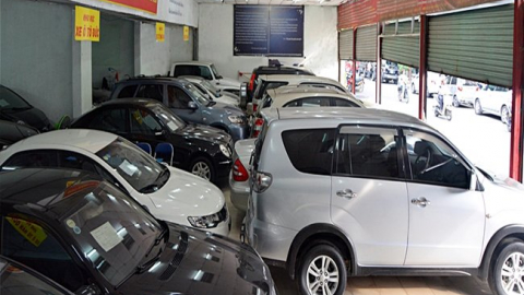 Đại gia ô tô lỗ nặng: Đóng showroom, đi bán nước ngọt, quần áo