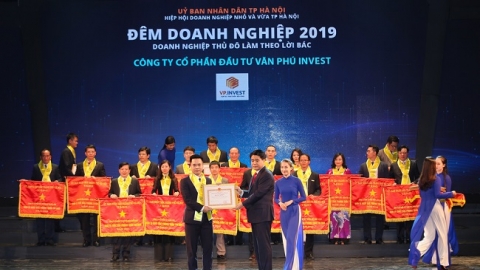 Văn Phú - Invest nhận bằng khen tại Đêm doanh nghiệp 2019