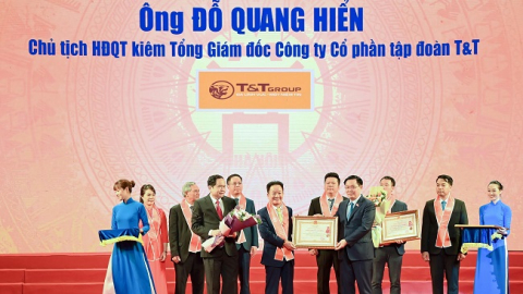 Bầu Hiển ủng hộ hơn 8 tỷ đồng tiếp sức đồng bào miền Trung vượt lũ
