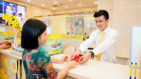 Giao dịch ngân hàng nhận lì xì may mắn đầu năm