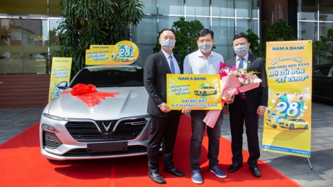 Nam A Bank trao ô tô VinFast cho khách hàng may mắn trúng thưởng