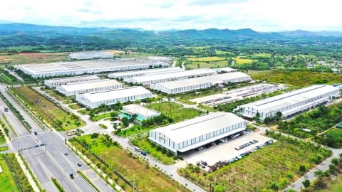 Cặm cụi mang đô la về cho đất nước