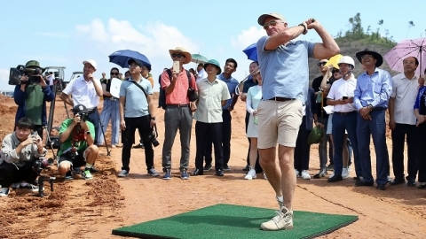 Cú swing đầu tiên của huyền thoại Greg Norman tại sân Golf Văn Lang Empire