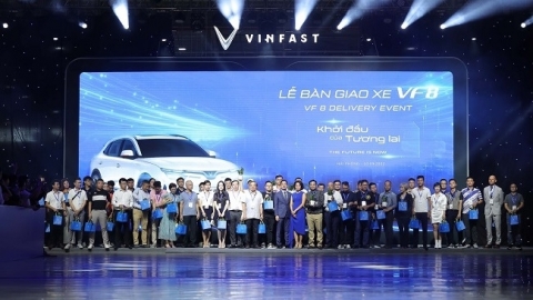 VinFast bàn giao 100 ô tô điện VF 8 đầu tiên