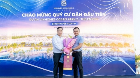 Vinhomes Ocean Park 2 – The Empire bàn giao căn shophouse đầu tiên tới tay khách hàng