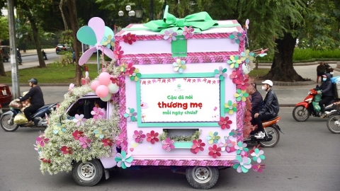 Roadshow siêu ấn tượng: Chở cả tuổi thơ gây thương nhớ khắp phố phường