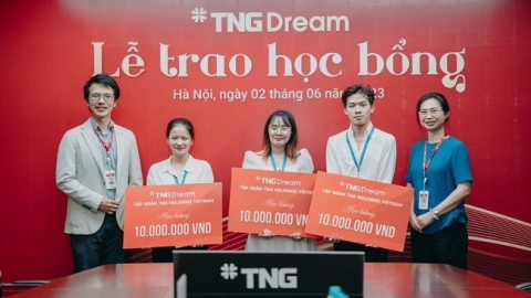 Ba sinh viên Đại học Bách Khoa nhận học bổng TNG Dream