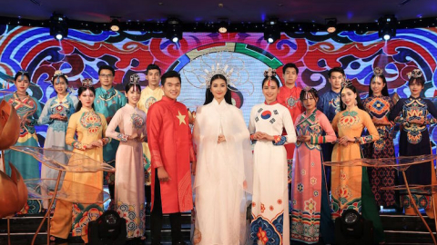Biểu diễn nghệ thuật 'Áo Dài Story' phục vụ du khách đến Đà Nẵng
