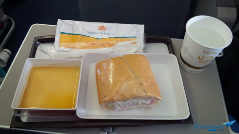 Siêu lợi nhuận của công ty sản xuất chiếc bánh mì huyền thoại cho Vietnam Airlines