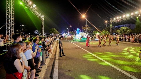 Đà Nẵng ‘bùng nổ’ trong đêm mở màn lễ hội Carnival đường phố Sun Fest