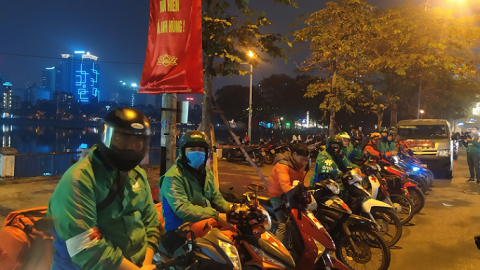 Từ bỏ công việc văn phòng để lập đội cứu hộ miễn phí