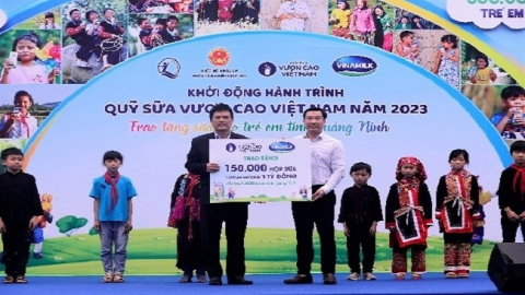 Khởi động Quỹ sữa Vươn cao Việt Nam 2023: Tiếp tục trao 1,5 triệu hộp sữa cho gần 17.000 trẻ em