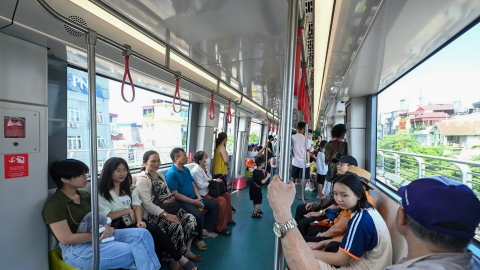 Hàng nghìn người hào hứng trải nghiệm metro Nhổn - Ga Hà Nội