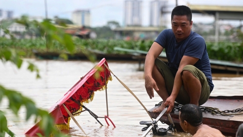 Người dân ngoài đê sông Hồng di dời đồ đạc khỏi nước lũ