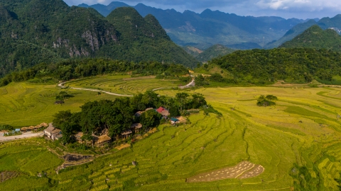 Ngắm cảnh sắc thơ mộng và bình yên Pù Luông mùa lúa chín