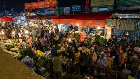 Nhộn nhịp chợ hoa lớn nhất miền Bắc trước đêm giao thừa 