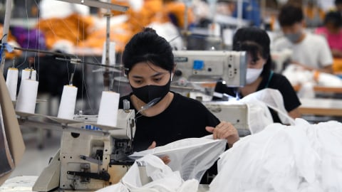 Rủi ro thuế quan đẩy ngành sản xuất Việt Nam vào đà suy giảm