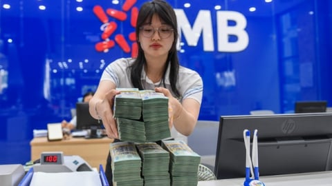 Áp lực đằng sau đà bơm tiền của ngân hàng vào nền kinh tế