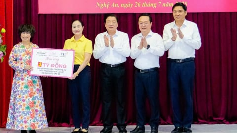 Ngân hàng TMCP Bắc Á - Tập đoàn TH thông qua Quỹ Vì Tầm Vóc Việt trao tặng 4 tỷ đồng hỗ trợ tỉnh Nghệ An khắc phục hậu quả do hoàn lưu bão số 3