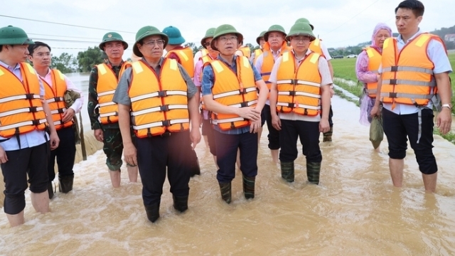 Thủ tướng chỉ đạo triển khai phương tiện, kể cả trực thăng, hỗ trợ người dân