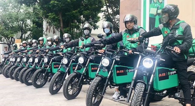 Tài xế Gojek sẽ chở khách bằng xe máy điện Dat Bike