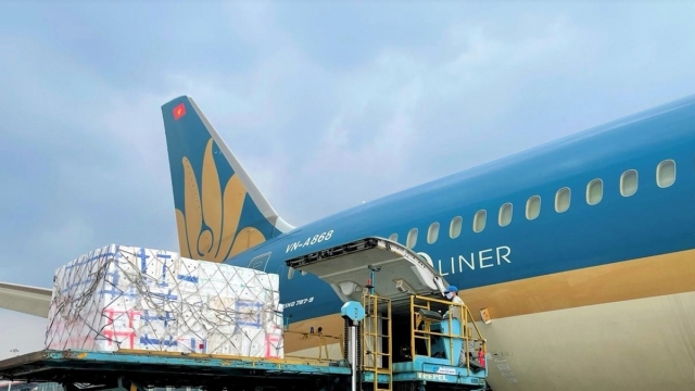 Vietnam Airlines vận chuyển 90 tấn vải quả xuất khẩu