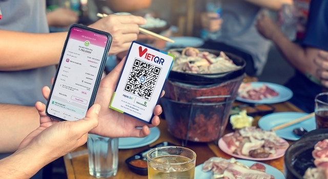 Đi chợ, mua rau, mua cá, uống cà phê bằng mã QR