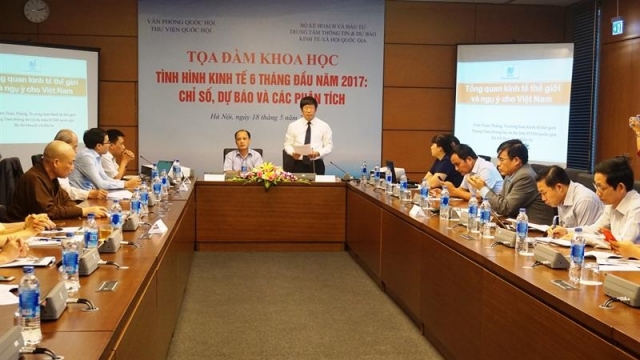 “Tăng trưởng GDP năm 2017 khó đạt mục tiêu 6,7%”