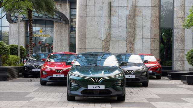 VinFast bàn giao xe VF6 đầu tiên cho khách hàng