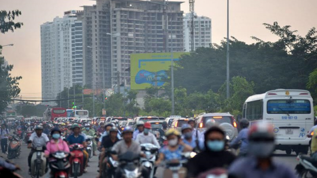 Vô tư nhồi nhét cao ốc gây tắc đường vì thiếu luật