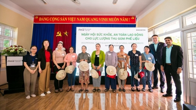 Coca Cola hỗ trợ người thu gom phế liệu