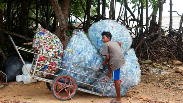 Chai nhựa mỏng đi và khoảng trống của sự bền vững